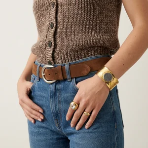 Chic knit vest and denim look