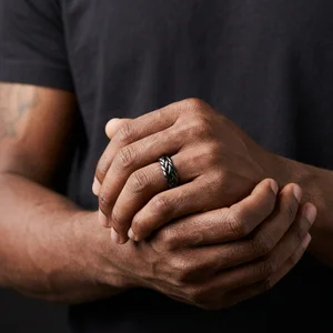 Bold twisted men's ring detail