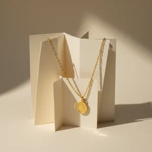 Elegant gold pendant necklace