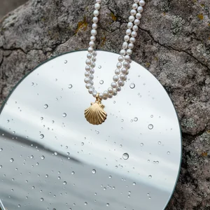 Reflected Pearl Elegance