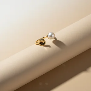 Elegant pearl and gold ring