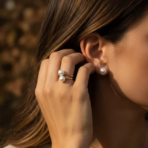 Elegant pearl & ring styling