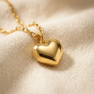 Cozy gold heart pendant