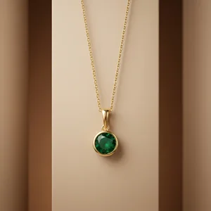 Elegant green pendant necklace