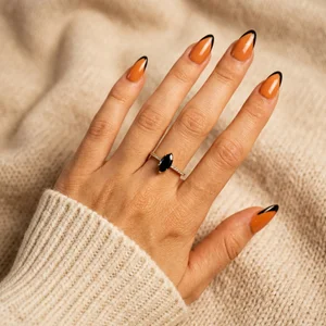 Cozy autumn-toned manicure on knit