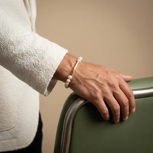 Elegant pearl and gold bar bracelet