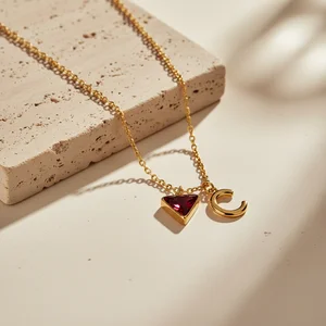 Elegant gold pendant necklace
