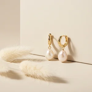 Elegant pearl hoops with pampas