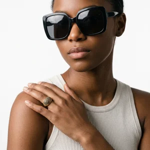Chic sunglasses & gold ring