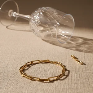 Elegant gold chain bracelet