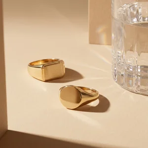 Minimalist gold rings with light play