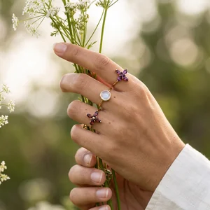 Elegant rings in natural light