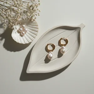 Elegant pearl and gold jewelry