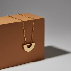 Elegant gold pendant necklace