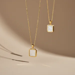 Elegant gold pendant necklace