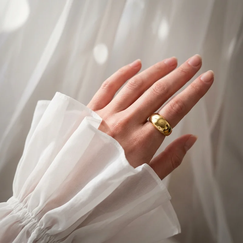 Elegant gold ring with ruffles