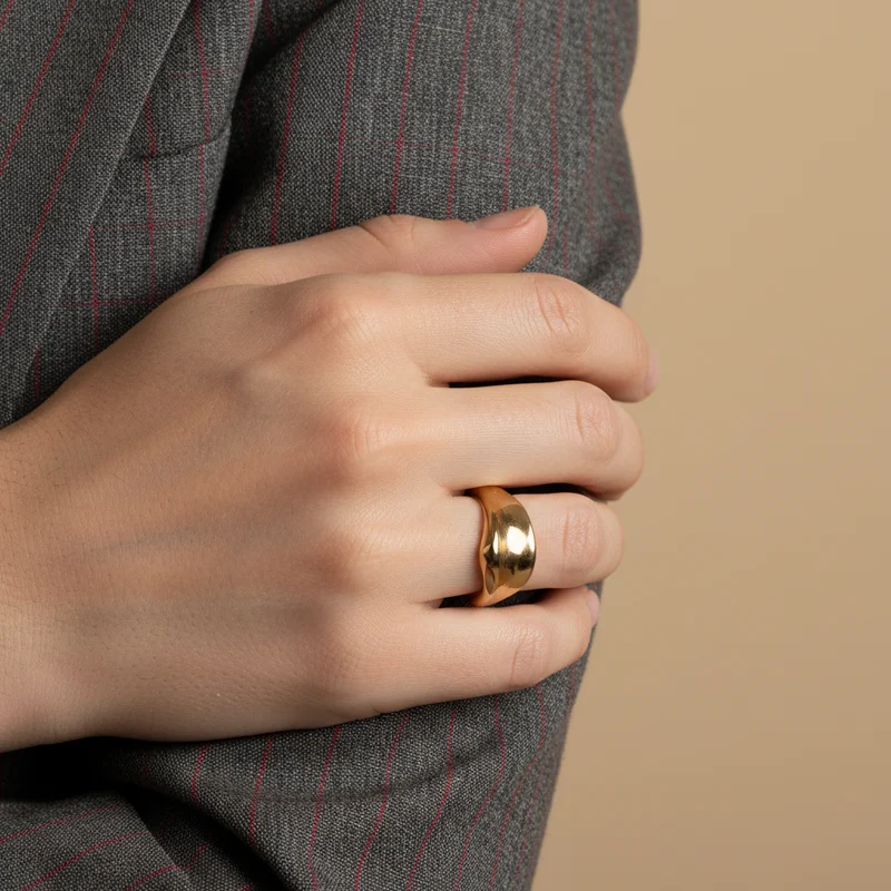 Elegant gold ring detail