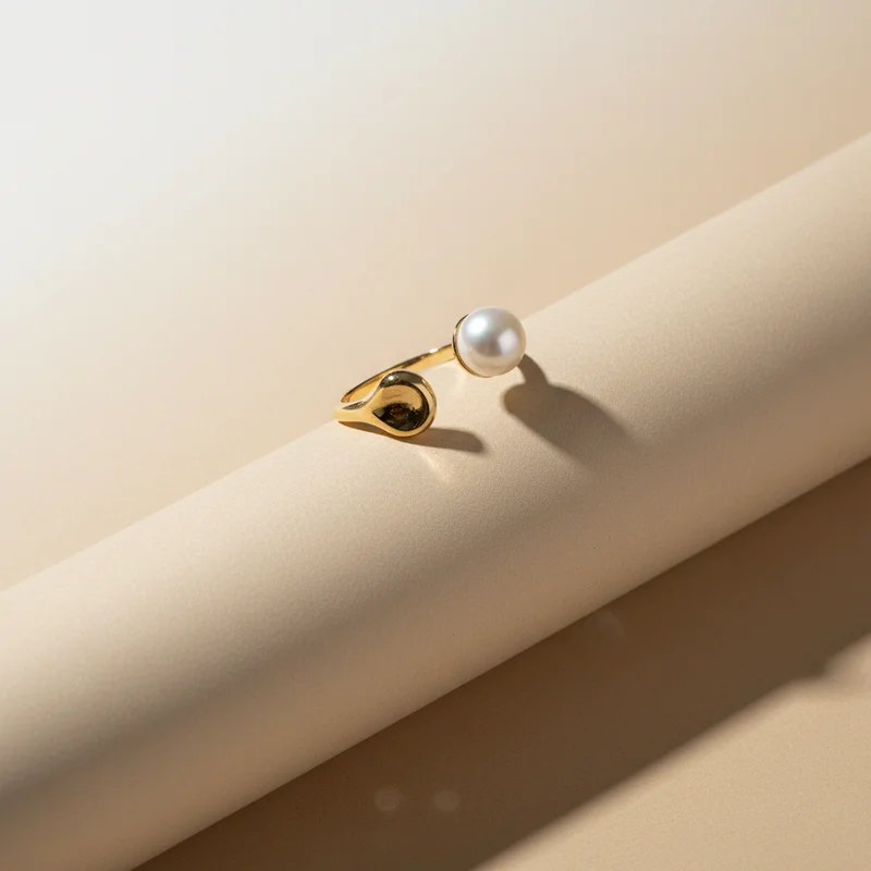 Elegant pearl and gold ring
