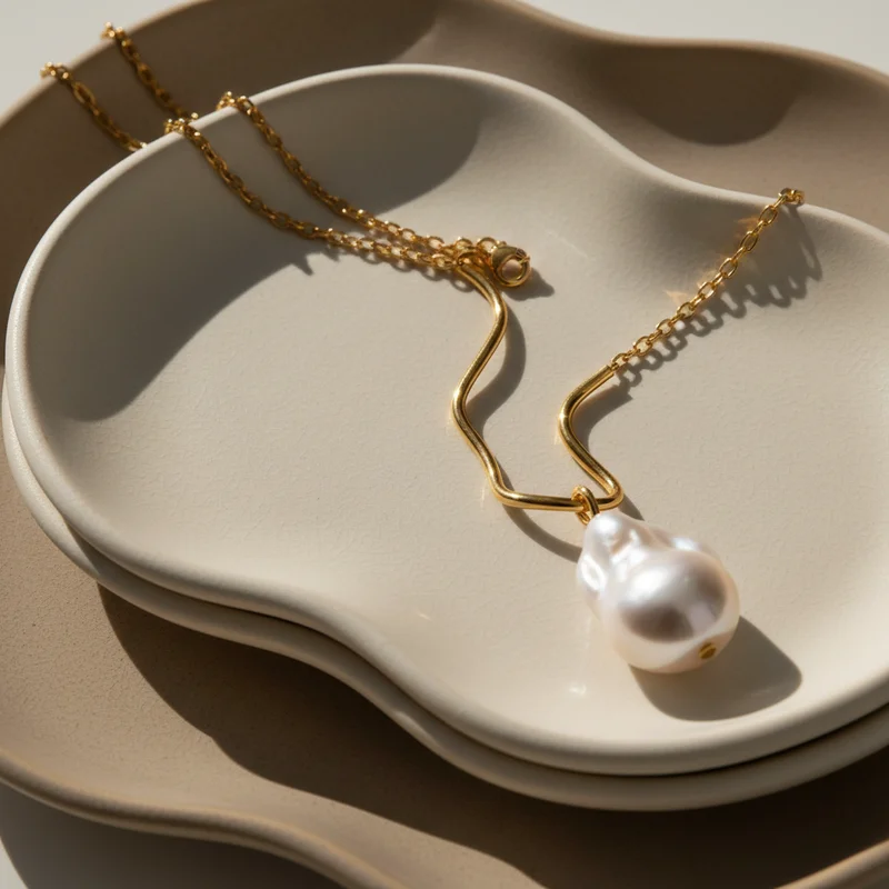Luminous pearl pendant