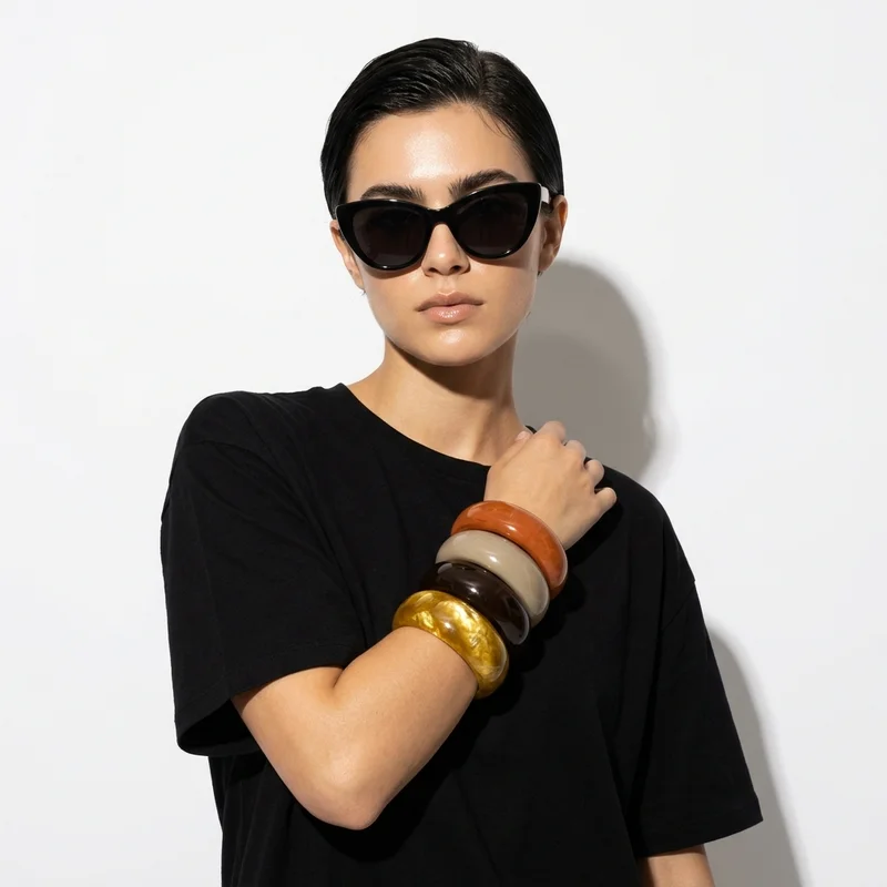 Model with stacked resin bangles