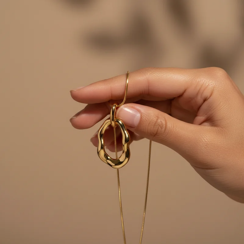 Elegant Gold Pendant Necklace
