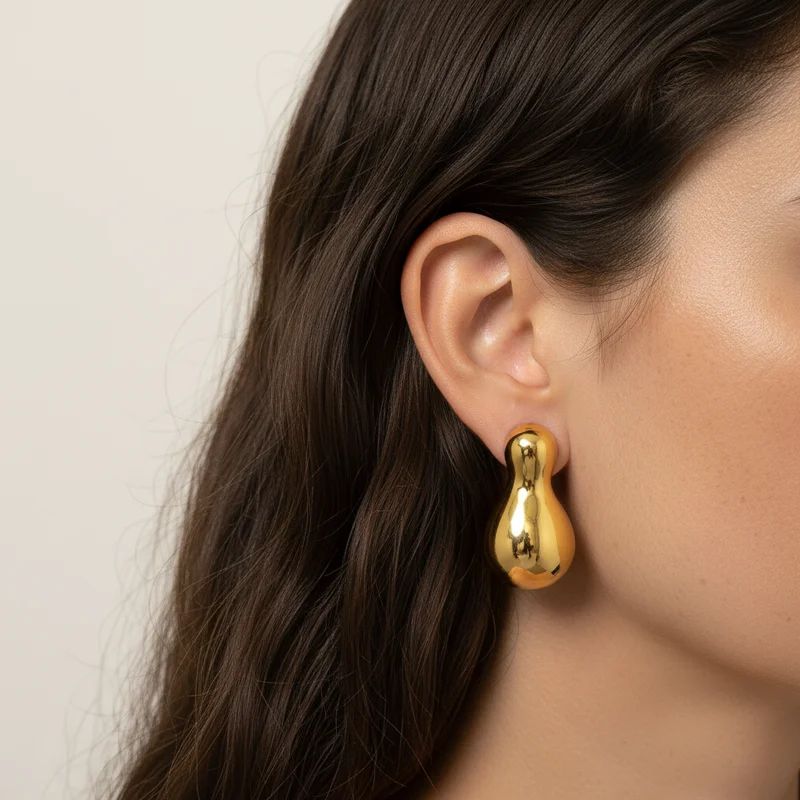 Elegant gold teardrop earring