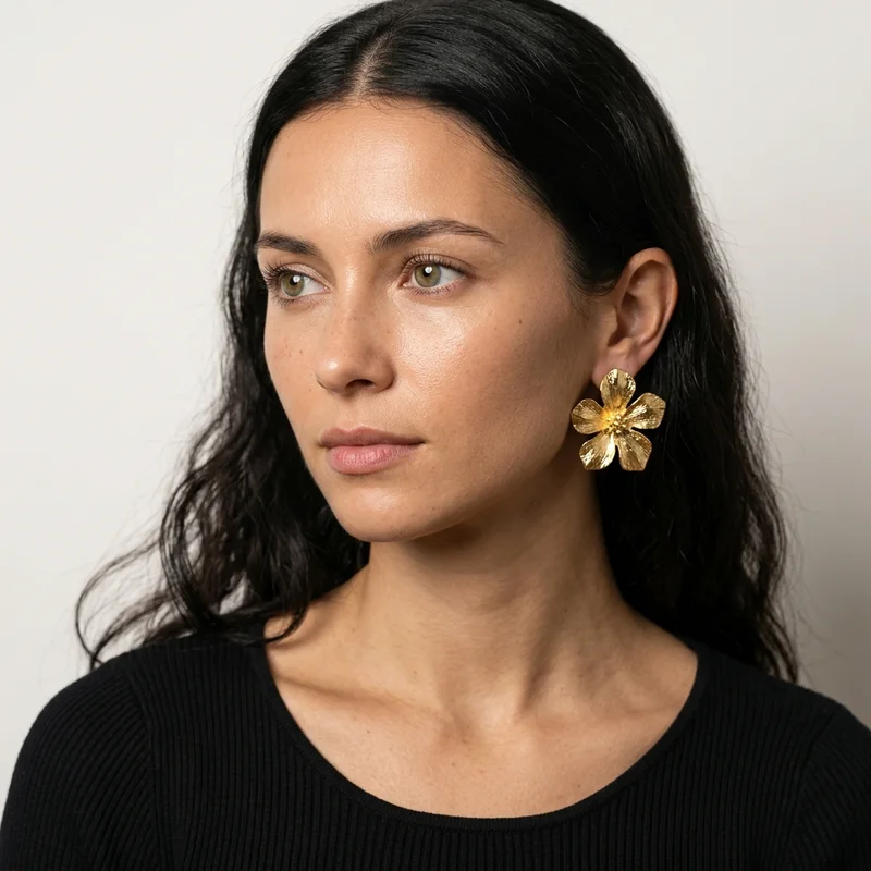 Elegant gold floral earring