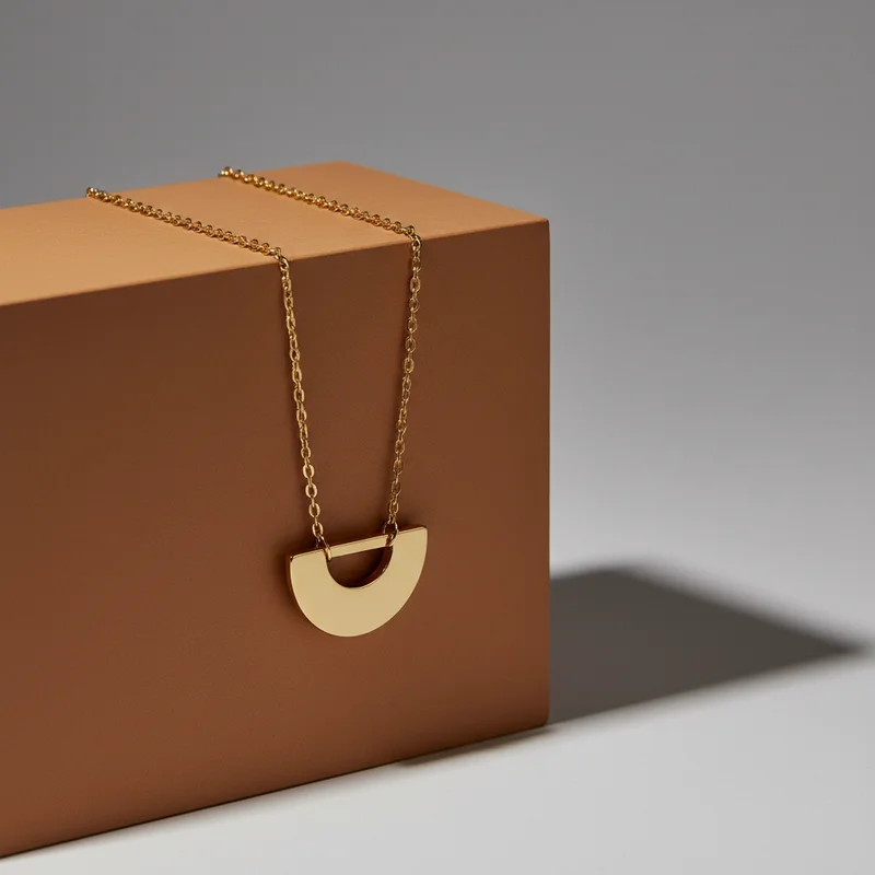 Elegant gold pendant necklace