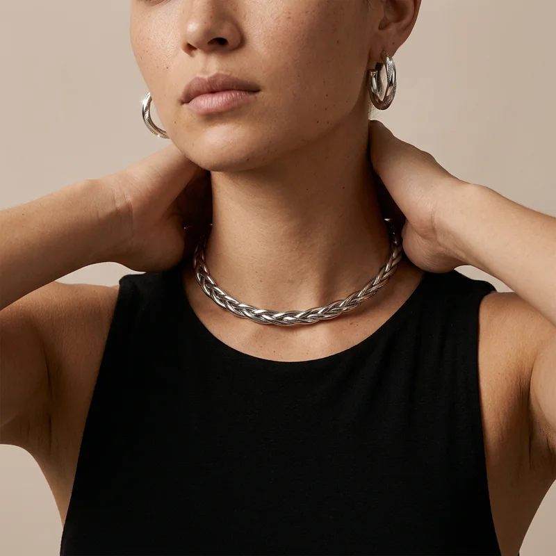 Chic Silver Necklace Detail